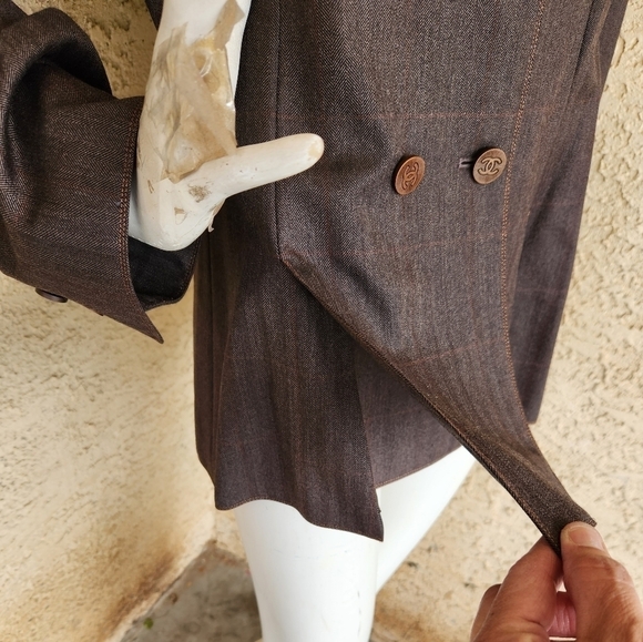 🥰🥰🥰🥰VINTAGE CHANEL BLAZERS 🤪🤪LOTS OF CC BUTTONS😛😛 - Picture 11 of 16